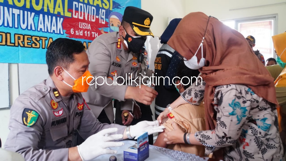 VAKSIN - Kapolresta Sidoarjo Kombes Pol Kusumo Wahyu Bintoro turun langsung memantau percepatan vaksinasi bagi anak usia 6 sampai 11 tahun di sejumlah sekolah, salah satunya di SLB-B Dharma Wanita Sidoarjo, Senin (03/01/2022).