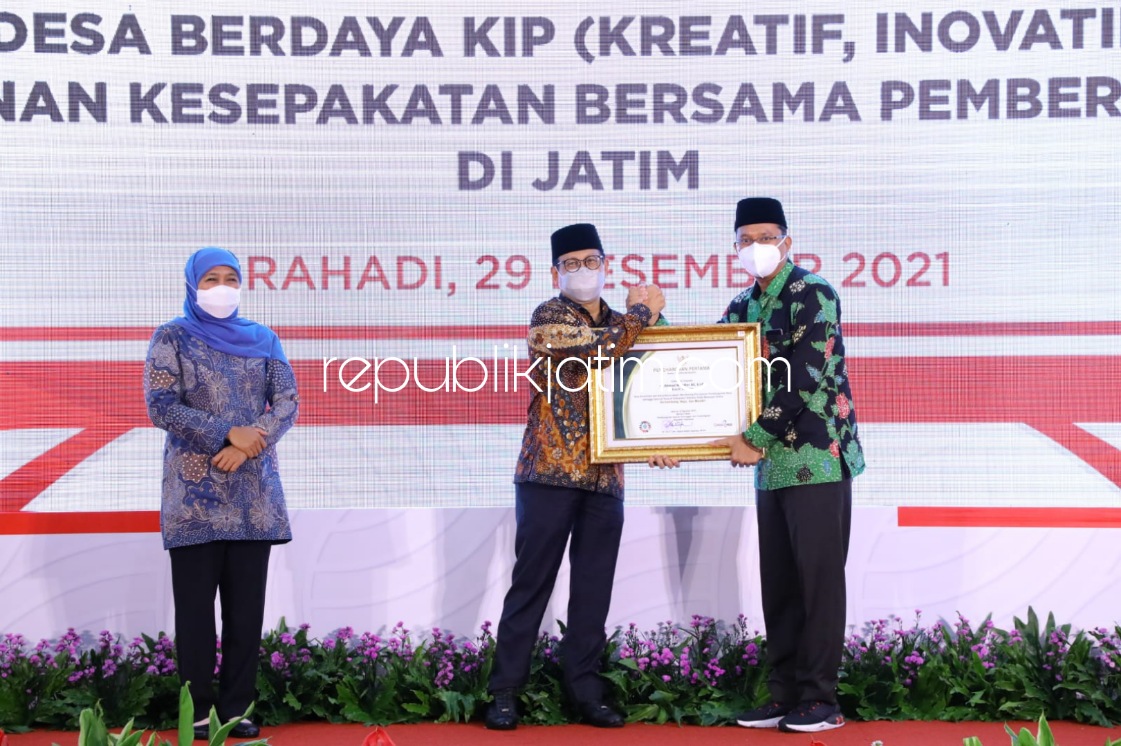 PENGHARGAAN - Bupati Sidoarjo Ahmad Muhdlor menerima Penghargaan Kategori Pertama sebagai kabupaten yang berhasil mempercelat pembangunan desa dari Menteri Desa PDTT, Abdul halim Iskandar di Gedung Grahadi Surabaya, Rabu (29/12/2021).