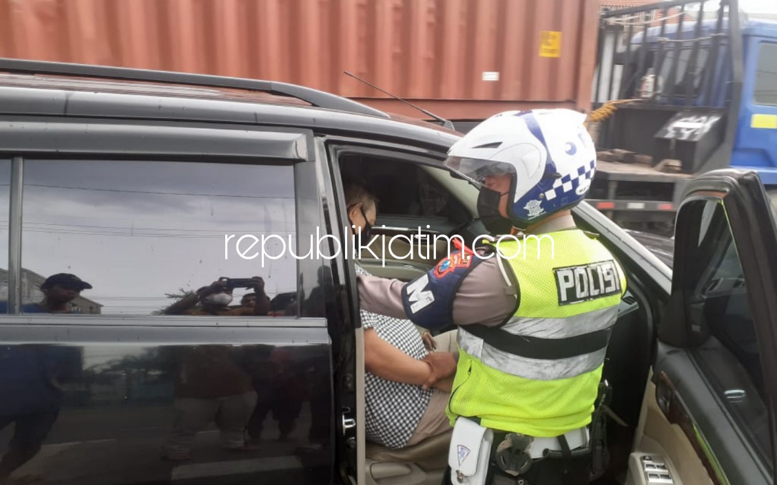 TEWAS - Petugas kepolisian mengevakuasi jenazah Ir Masruchin (57) warga JL Imam Bonjol, Desa Geluran, Kecamatan Taman, Sidoarjo yang tewas mendadak di dalam mobil Pajero, Senin (03/01/2022) petang. 