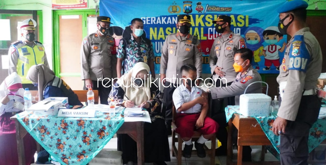 VAKSIN - Kapolresta Sidoarjo Kombes Pol Kusumo Wahyu Bintoro turun langsung memantau percepatan vaksinasi bagi anak usia 6 sampai 11 tahun di sejumlah sekolah termasuk 100 dosis vaksin di SD Negeri Magersari, Kecamatan Sidoarjo, Selasa (04/01/2022).