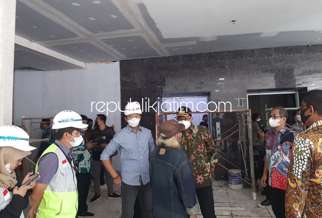 SIDAK - Bupati Sidoarjo, Ahmad Muhdlor Ali (Gus Muhdlor) menggelar inspeksi mendadak (sidak) proyek pembangunan RSUD Barat (RSUD) Krian senilai Rp 124 miliar di Desa Tambakkemerakan, Kecamatan Krian, Sidoarjo, Selasa (04/01/2022).