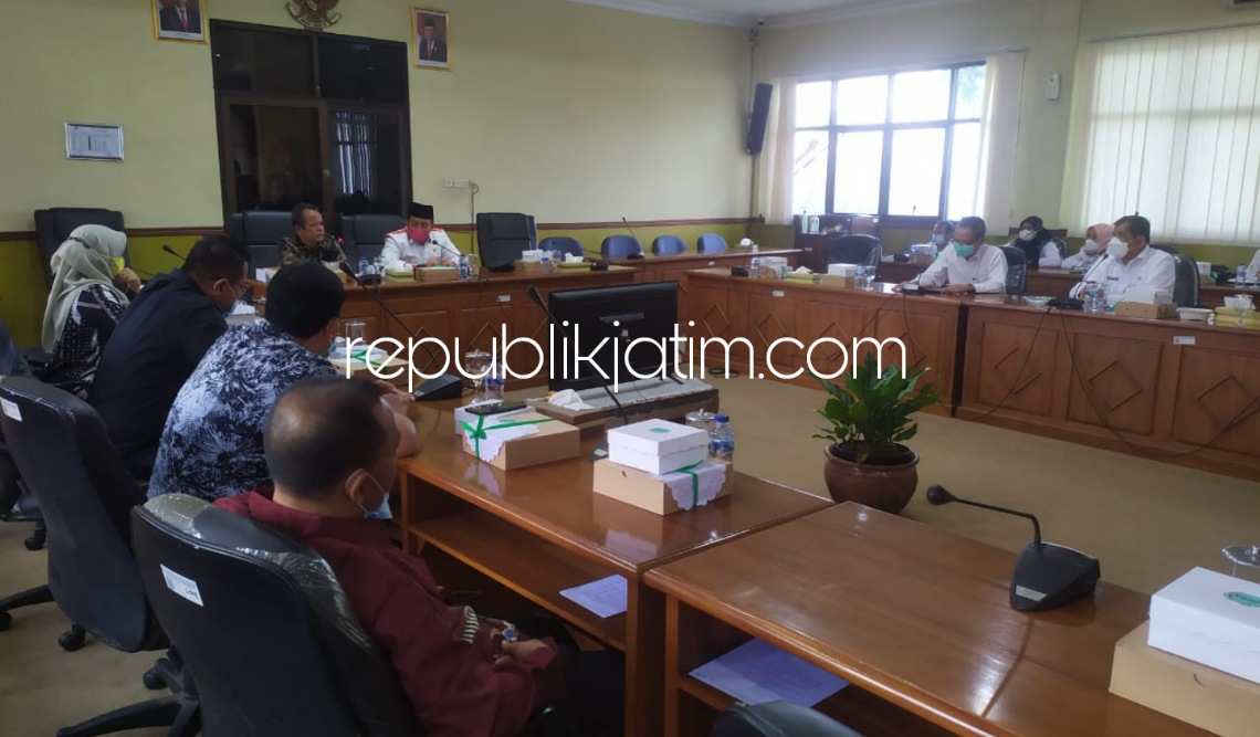 HEARING - Sejumlah anggota dan pimpinan Komisi D DPRD Sidoarjo menggelar hearing soal UHC dengan Dinas Kesehatan (Dinkes) Pemkab Sidoarjo mengenai kelanjutan program kesehatan gratis bagi warga Sidoarjo, Rabu (05/01/2022).