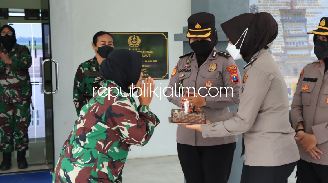 KEJUTAN - Polwan Polresta Sidoarjo memberikan kejutan ke Kowal saat HUT ke 59, Kamis (06/01/2022).