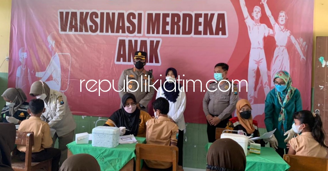 VAKSIN - Kapolresta Sidoarjo Kombes Pol Kusumo Wahyu Bintoro turun langsung ke SDN Sarirogo, Kecamatan Sidoarjo memantau Vaksinasi Merdeka Anak yang dicanangkan Kapolri di sejumlah sekolah, Jumat (07/01/2022).