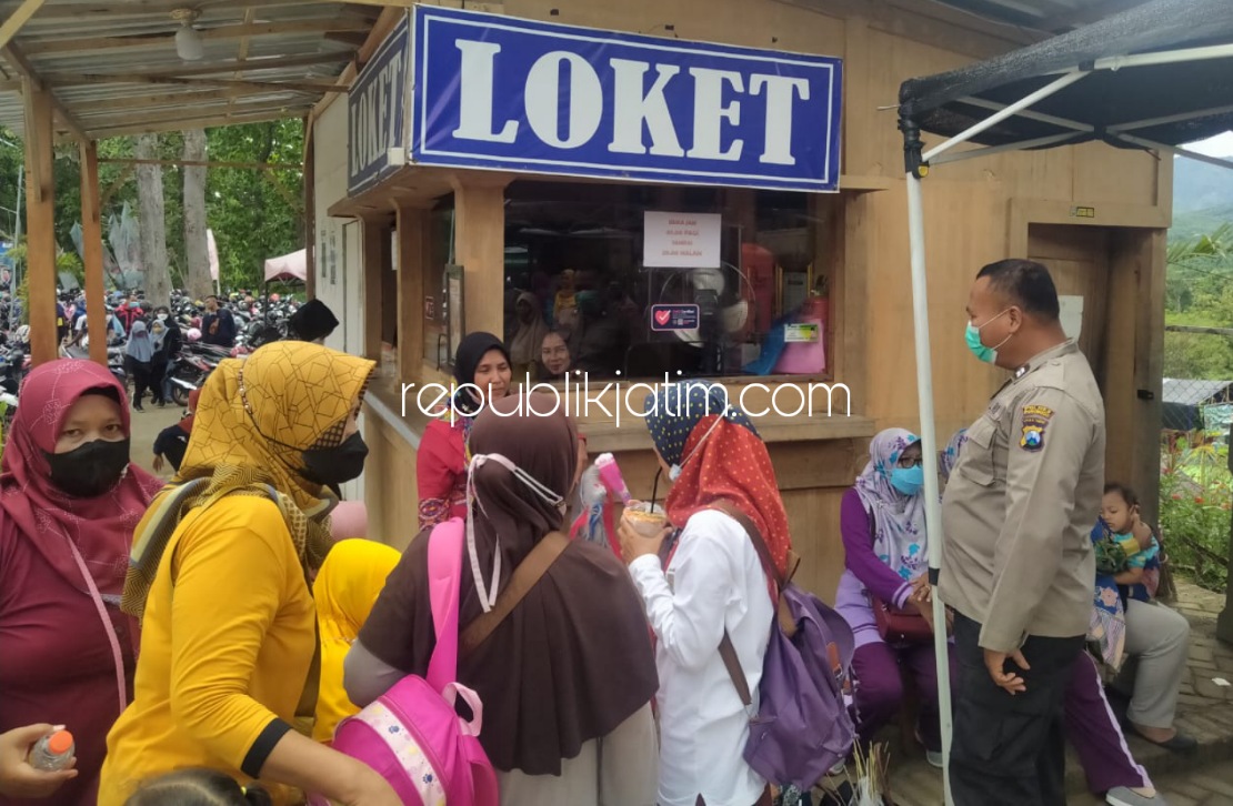 CEGAH - Petugas Polsek Badegan berpatroli di wisata Bukit Suharto sebagai antisipasi penyebaran Covid-19 jenis baru (Omicron), Minggu (09/01/2022).