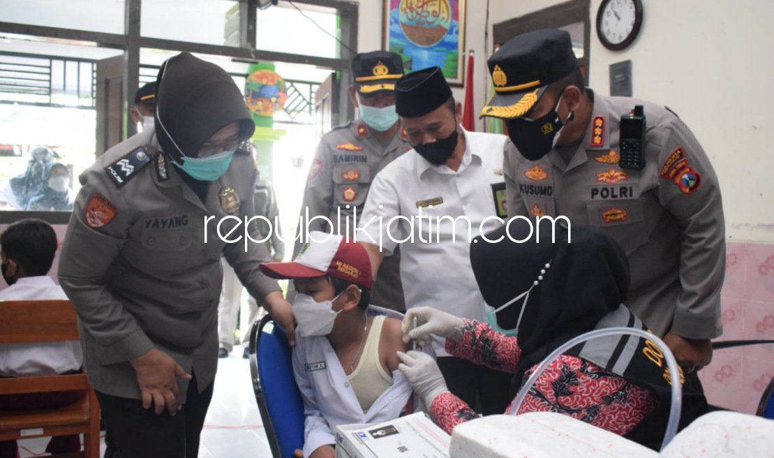 VAKSIN - Kapolresta Sidoarjo Kombes Pol Kusumo Wahyu bintoro meninjau vaksinasi anak usia 6 sampai 11 tahun bagi pelajar MIN 1 Desa Banjarkemantren, Kecamatan Buduran, Sidoarjo, Senin (10/01/2022).