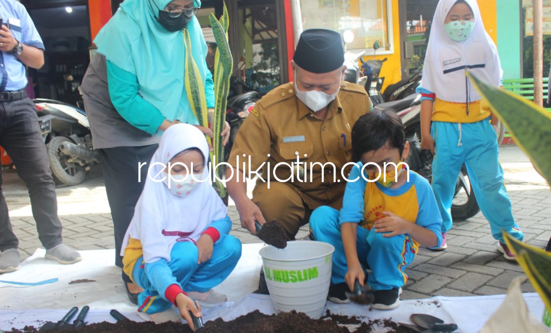 TANAM POHON - Para siswa dan siswi kelas 1 dan 2 SD Al Muslim, Kecamatan Waru, Sidoarjo menanam pohon sebagai peringatan Hari Pohon Sedunia, Senin (10/01/2022).