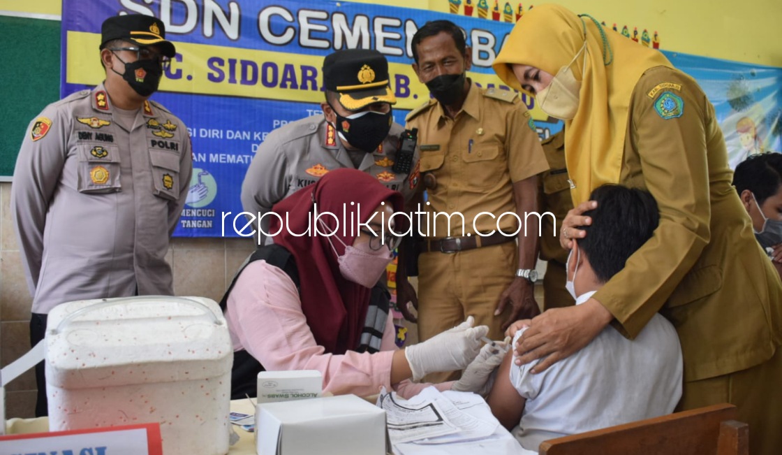 VAKSIN - Kapolresta Sidoarjo Kombes Pol Kusumo wahyu Bintoro saat meninjau vaksinasi di SDN Cemeng Bakalan 2, Kecamatan Sidoarjo, Senin (10/01/2022).