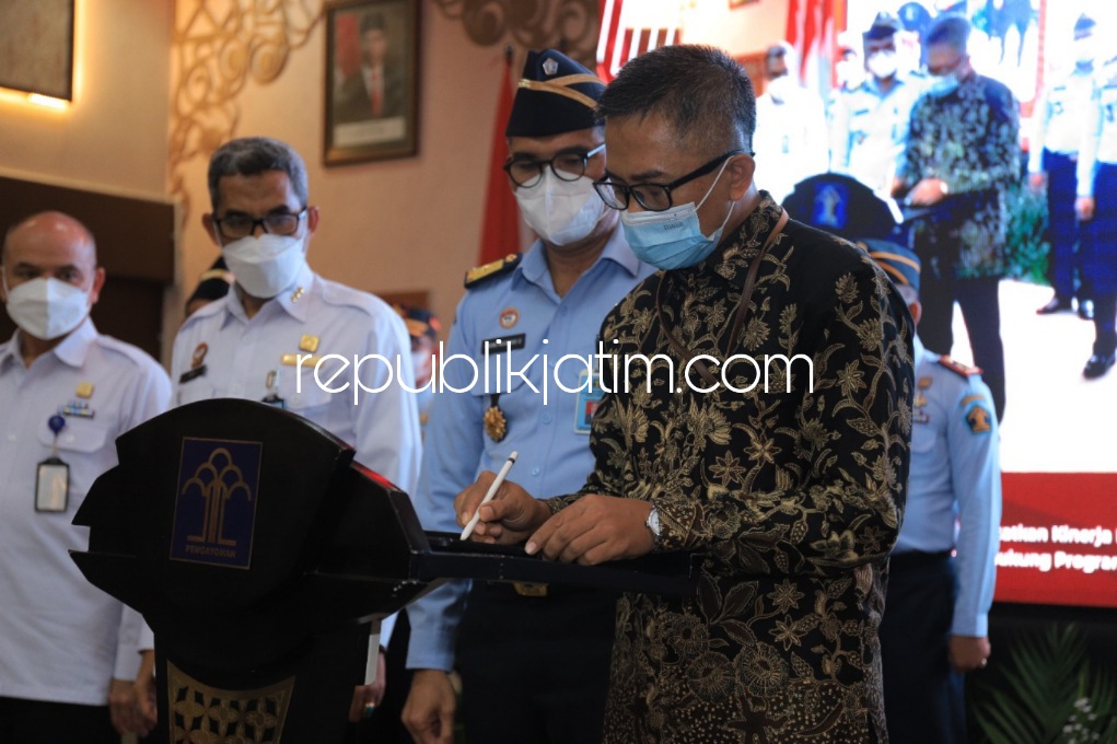 APRESIASI - Ketua Perwakilan Ombudsman RI Jawa Timur Agus Muttaqin dalam kegiatan Deklarasi Janji Kinerja 2022 di jajaran Kanwil Kemenkumham Jatim, Selasa (11/01/2022).