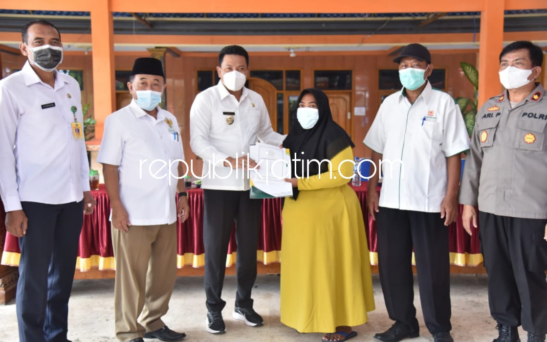 SANTUNI - Wabup Sidoarjo Subandi prihatin karena Pemkab Sidoarjo tidak bisa mencover biaya perawatan almarhum Tukiman yang dirawat di rumah sakit swasta saat bertemu anak korban di Balai Desa Sumokembangsri, Kecamatan Balongbendo, Rabu, (12/01/2022).