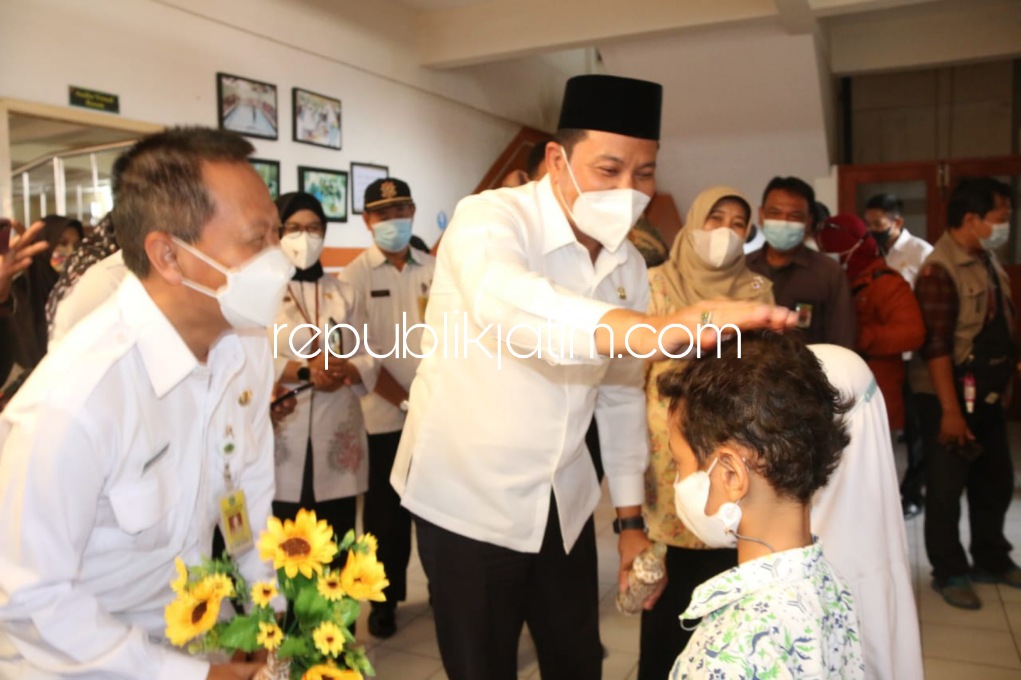 SIDAK - Wabup Sidoarjo Subandi bersama Kepala Dinas Pendidikan dan Kebudayaan Tirto Adi serta Camat Waru sidak ke SD Al Muslim dan SDN 1 Wadungasri, Kecamatan Waru, Sidoarjo untuk melihat proses Pembelajaran Tatap Muka (PTM), Selasa (12/01/2022).