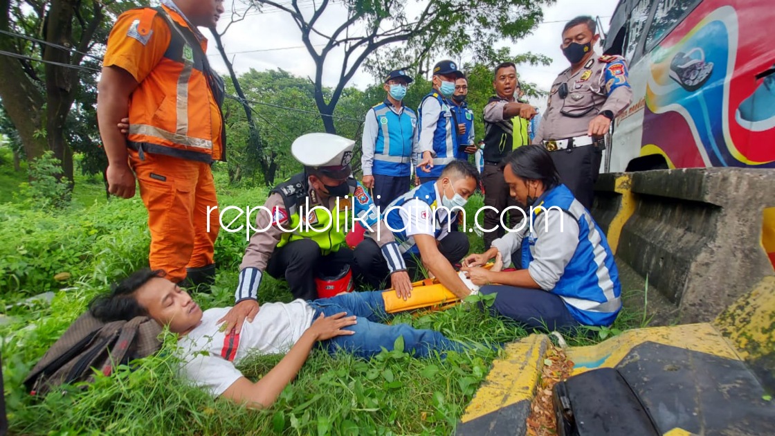 EVAKUASI - Petugas mengevakuasi korban kecelakaan penumpang Bus PO Extra Mandiri bernopol L 7250 UB, Agus Wicaksono (29) warga JL Pepaya, Desa Mlandangan, Kecamatan Pace, Nganjuk untuk dibawa RS Siti Khodijah, Taman, Sidoarjo, Rabu (13/01/2022).