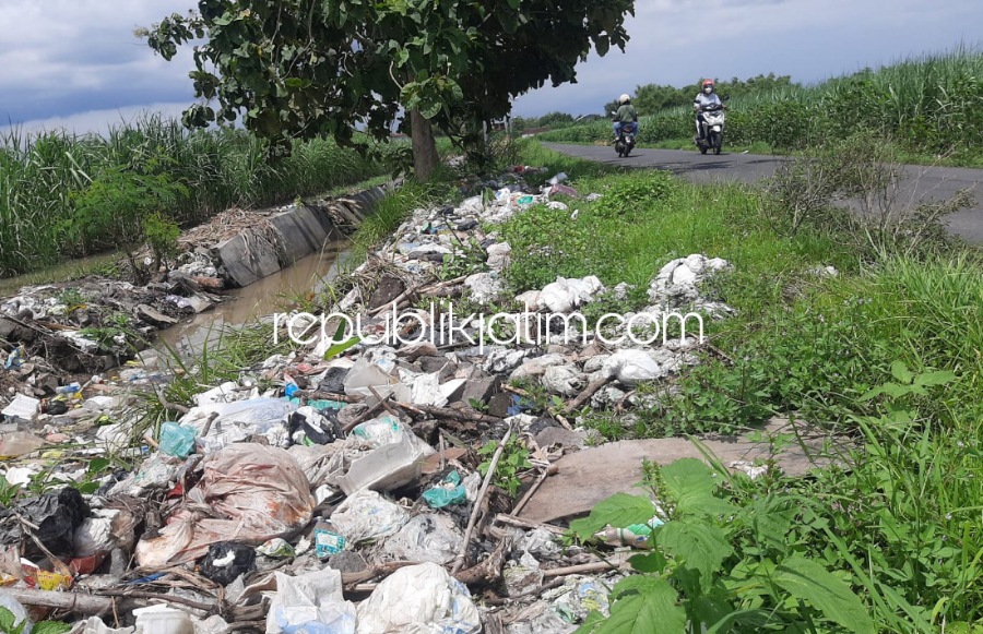 NUMPUK - Salah satu sungai yang dipenuhi sampah domistik dan tumpukan sampah di samping sungai Desa Segodobacang, Kecamatan Tarik Sidoarjo, Jumat (14/01/2022). 