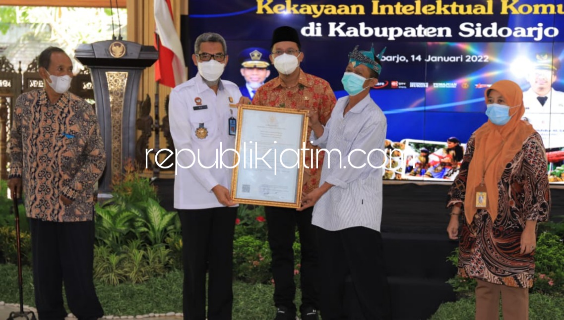 SERAHKAN - Plt Ditjen KI Kemenkumham, Razilu menyerahkan lima Sertifikat Kekayaan Intelektual (KI) kepada Bupati Sidoarjo Ahmad Muhdlor Ali di Pendopo Delta Wibawa, Jumat (14/01/2022).