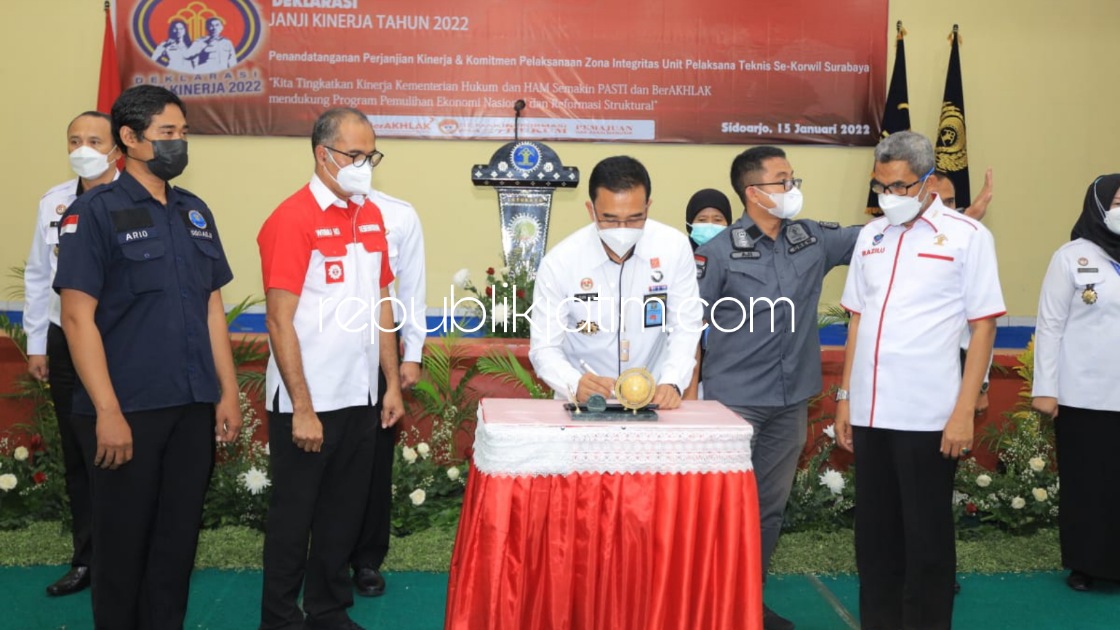 DEKLARASI - Jajaran Satker Pemasyarakatan Korwil Surabaya mendeklarasikan janji kinerja dan pembangunan Zona Integritas 2022 di Aula MD Arifin Lapas I Surabaya disaksikan Inspektur Jenderal Kemenkumham Razilu, Sabtu (15/01/2022).