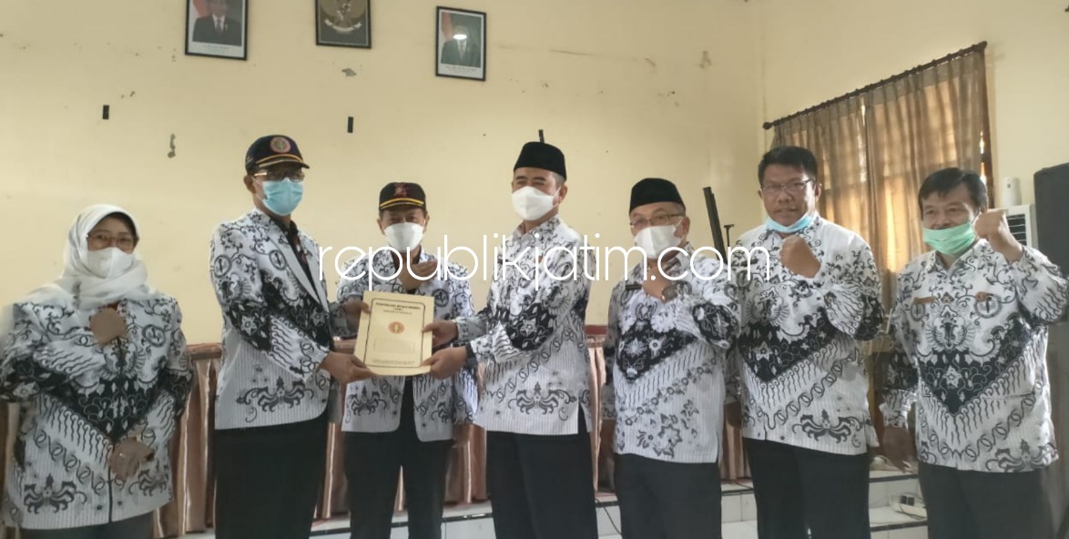 BANTUAN - Ketua PGRI Sidoarjo, Edy Wuryanto menyerahkan bantuan uang tunai kepada Ketua PGRI Lumajang, Kisnanto senilai Rp 564,5 juta, Selasa (11/01/2022) kemarin.