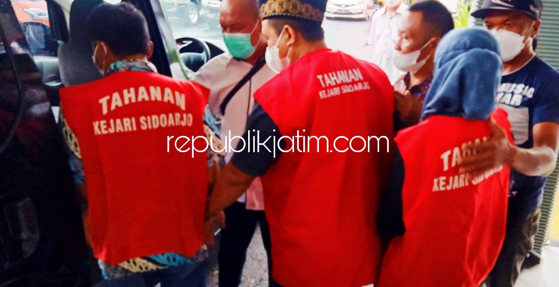 DITAHAN - Tiga perangkat Desa Klantingsari, Kecamatan Tarik, Sidoarjo diantaranya Kades, Sekdes dan Bendahara ditahan tim Jaksa Penuntut Umum (JPU) Kejari Sidoarjo, Senin (17/01/2022) sore.