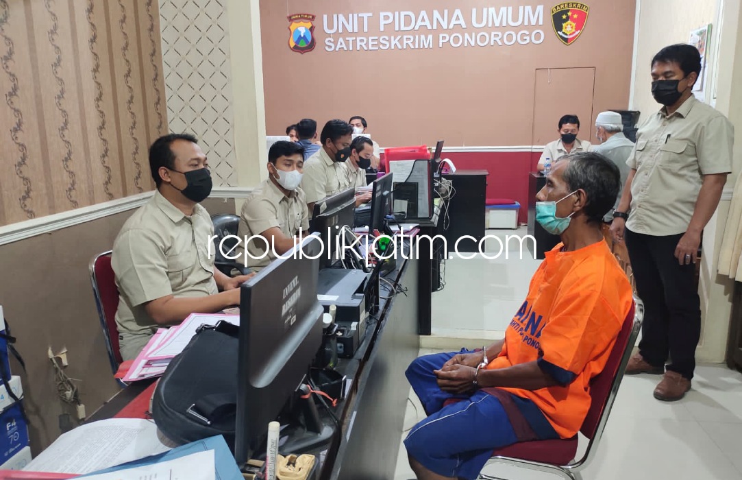TEGA - Tersangka Katimun (55) tega menganiaya ibu kandungnya sendiri hanya gara-gara pembagian uang penjualan kayu jati ditetapkan tersangka tim penyidik Satuan Reskrim, Polresta Sidoarjo, Rabu (19/01/2022). 