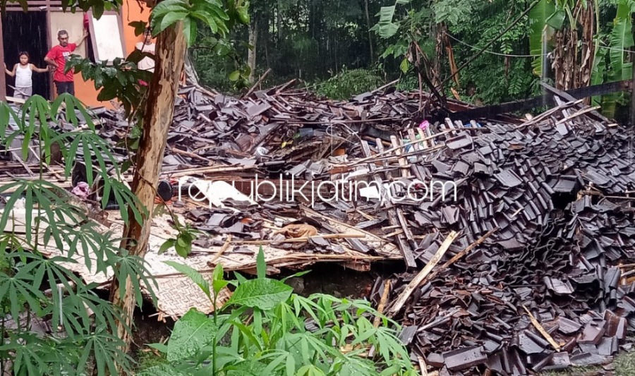 AMBRUK - Rumah milik Purwoto warga Dusun Krawe, Desa Ngendut, Kecamatan Balong, Ponorogo ambruk rata dengan tanah, Rabu (19/01/2022). 