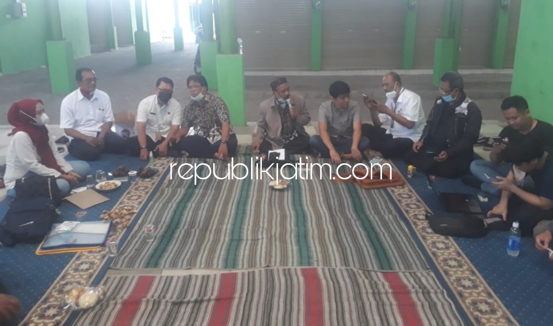 SOSIALISASI - Kabid Pasar, Disperindag Pemkab Sidoarjo, Hoedi Prasetyo mendampingi Direktur PT Spon Tech Indonesia, Dian Sutjipto saat sosialisasi jual beli online menggunakan aplikasi MLION di Pasar Porong, Sidoarjo, Rabu (19/01/2022).