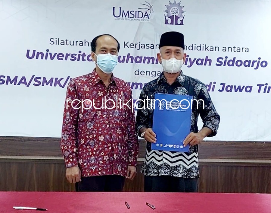 MoU - Kepala Smamita Sidoarjo, Zainal Arif Fakhrudi menunjukkan hasil penandatanganan nota kesepahaman (MoU) di bidang pendidikan dengan Rektor Umsida, Dr Hidayatullah di sela acara peningkatan kompetensi siswa, Kamis (20/01/2022).