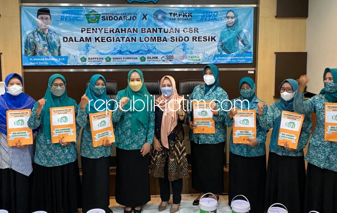 CSR - Ketua Tim Penggerak PKK Sidoarjo Ny Sa'adah Ahmad Muhdlor menyerahkan bantuan Coorporate Social Responsibility (CSR) ke delapan desa finalis program Sidoarjo Revitalisasi Fungsi Kali (Sidoresik) di Kantor Bappeda Pemkab Sidoarjo, Jumat (21/01/2022).