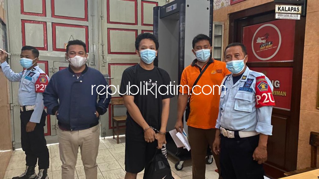 DIPINDAHKAN - Sopir sekaligus fotografer artis Vanessa Angel, Tubagus M Joddy dipindahkan dari Rutan Polres Jombang ke dalam Lapas Jombang karena perkara memasuki persidangan, Sabtu (22/01/2022).