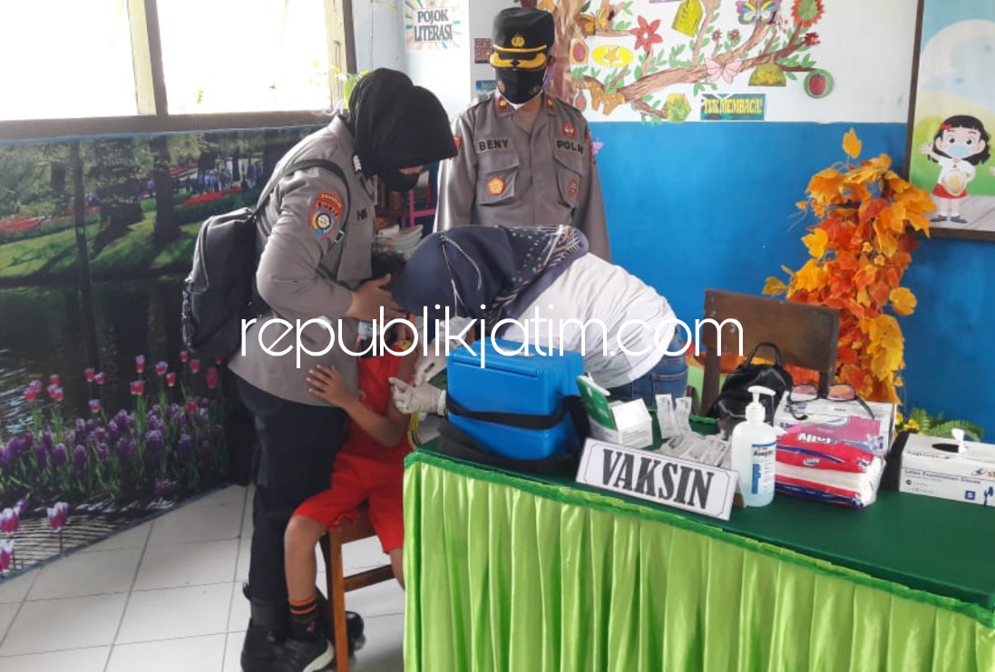 VAKSIN - Siswa dan siswi SDN 1 dan TK Darma Wanita Plosojenar, Kecamatan Kauman, Ponorogo mengikuti vaksin anak, Sabtu (22/01/2022). 