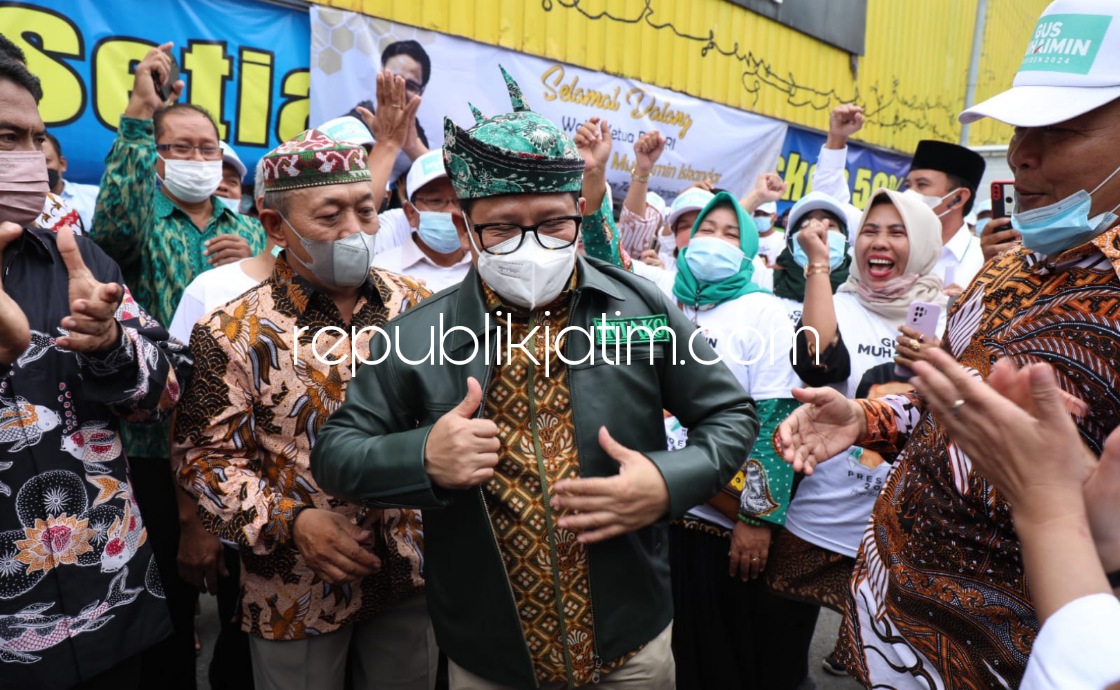 JAKET - Ketua Umum DPP PKB, Abdul Muhaimin Iskandar (Gus AMI) mengenakan jaket warna hijau yang merupakan produk kerajinan kulit anggota Koperasi Intako Tanggulangin, Sidoarjo saat safari politik, Sabtu (22/01/2022).