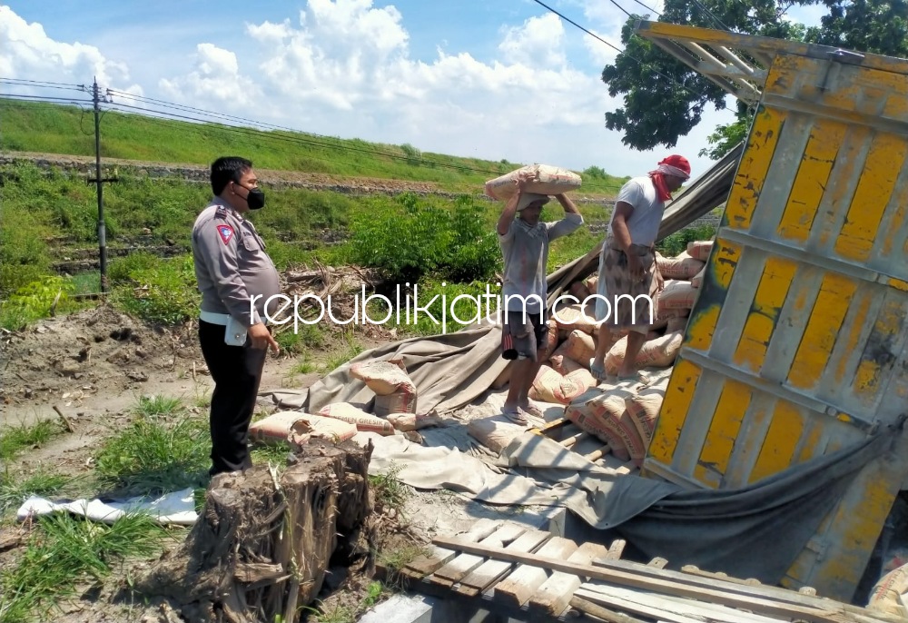 TERGULING - Truk muatan semen merek Hino bernopol W 9340 U yang dikendarai Suyitno warga Dusun Tugu, Desa Jolotundo, Kecamatan Trawas, Kabupaten Mojokerto terguling di JL Raya Ketapang, Kecamatan Tanggulangin, Sidoarjo, Selasa (25/01/2022).