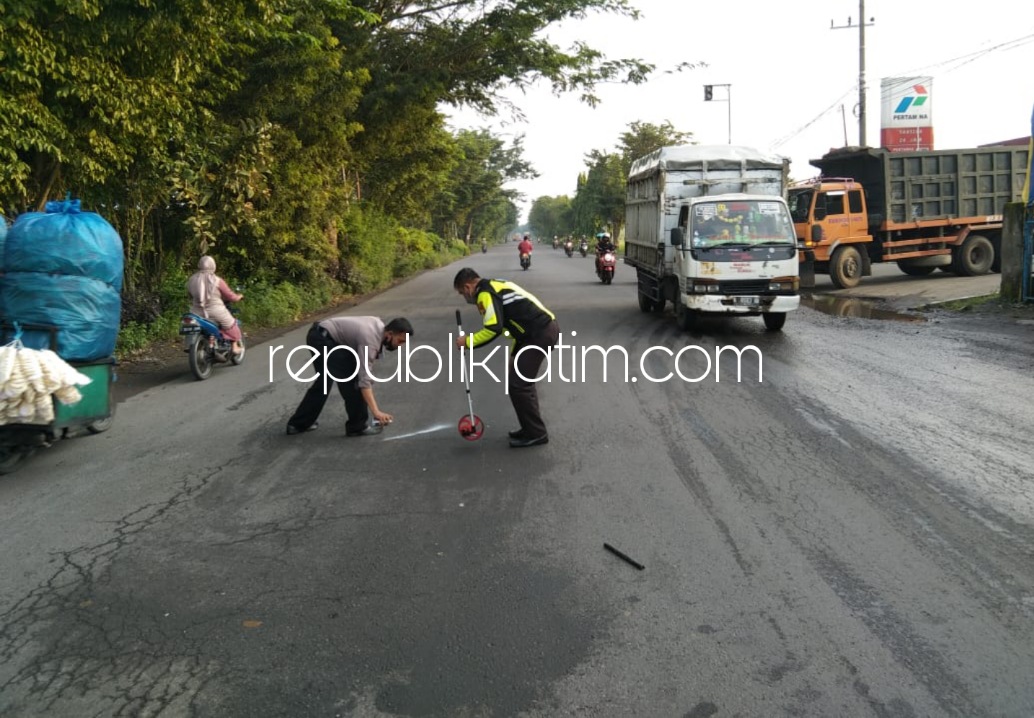 OLAH TKP - Sejumlah petugas Unit Laka, Satuan Lantas, Polresta Sidoarjo menggelar olah TKP mobil Daihatsu Ayla menabrak truk gandeng di JL Raya Krian - Mojosari, Desa/Kecamatan Prambon, Sidoarjo, Rabu (26/01/2022).