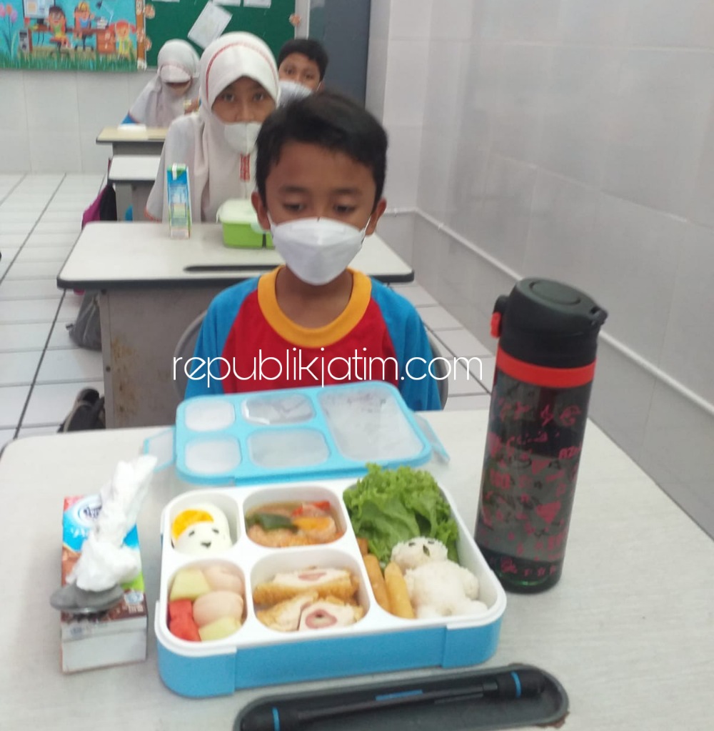 HARI GIZI - Salah satu kegiatan hari gizi nasional diperingati SD Al Muslim dengan mengonsumsi bekal makanan sehat gizi dan seimbang untuk mengukur Indeks Massa Tumbuh (IMT), Selasa (25/01/2022).