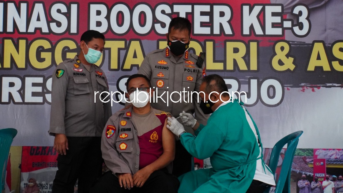 BOOSTER - Kapolresta Sidoarjo, Kombes Pol Kusumo Wahyu Bintoro mengecek ratusan personel Polri dan ASN Polresta Sidoarjo serta polsek jajaran yang mulai divaksinasi booster di Gedung Serbaguna Polresta Sidoarjo, Rabu (26/01/2022).