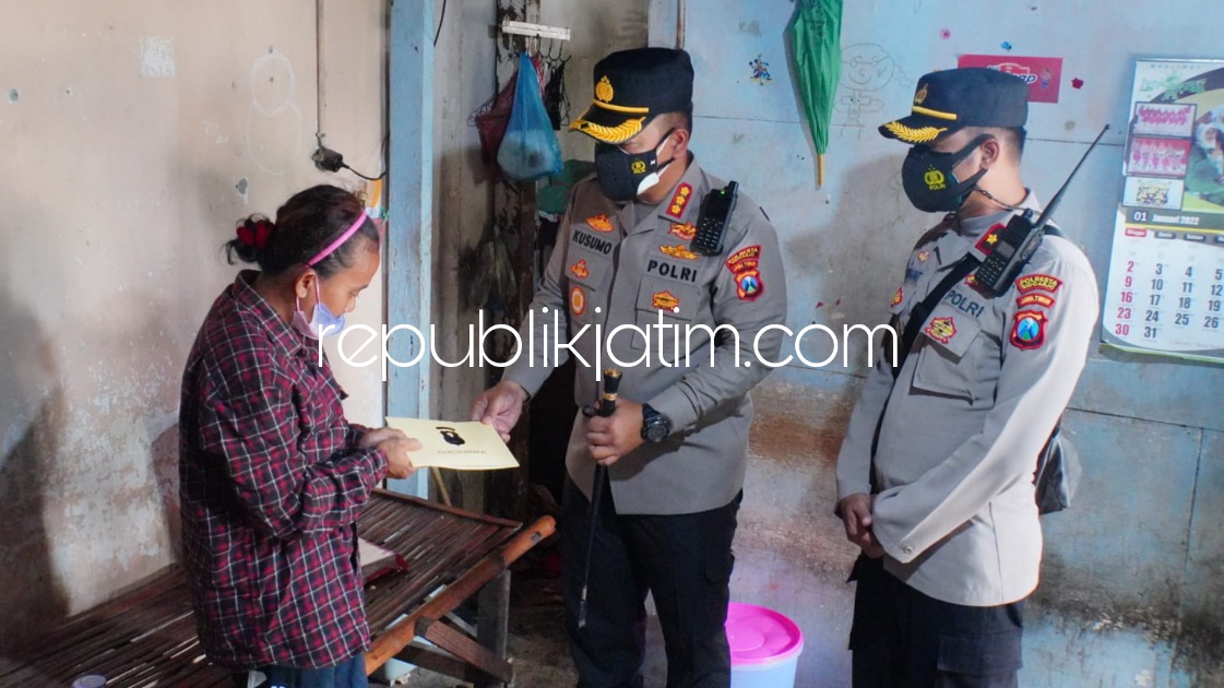 SUMBANG - Kapolresta Sidoarjo Kombes Pol Kusumo Wahyu Bintoro menunjukkan kepedulian terhadap warga kurang mampu seperti Yati Susiwati (38) warga Karanggayam, Kecamatan Sidoarjo, Rabu (26/01/2022).