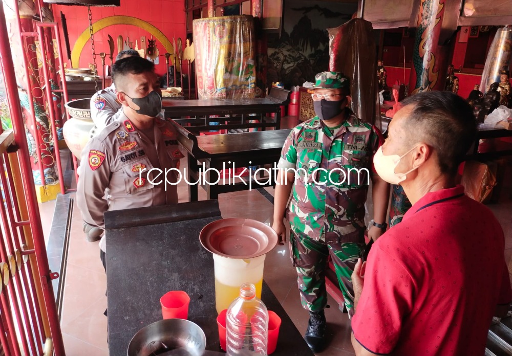 PENGAMANAN - Petugas gabungan mengecek pengamanan di Klenteng Tri Dharma Teng Swie Bio, Kecamatan Krian, Sidoarjo dan meminta penerapan peraturan protokol kesehatan, Rabu (26/01/2022).
