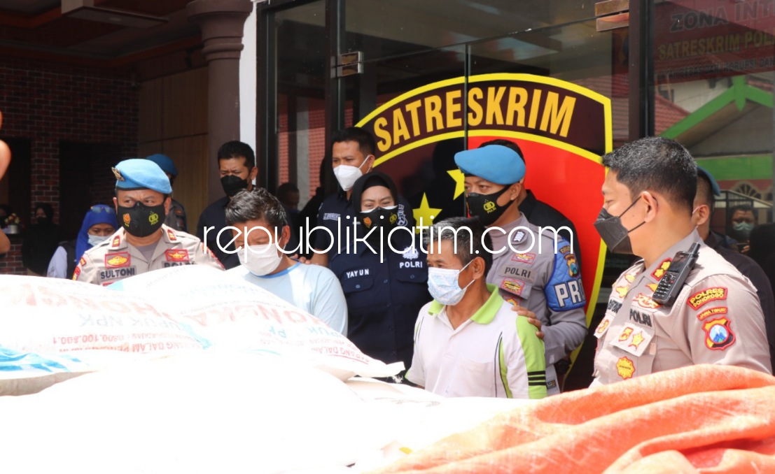 PENJUAL PUPUK - Dua tersangka penjualan pupuk bersubsidi diamankan petugas Satuan Reskrim, Polres Ponorogo bersama barang buktinya, Kamis (27/01/2022). 
