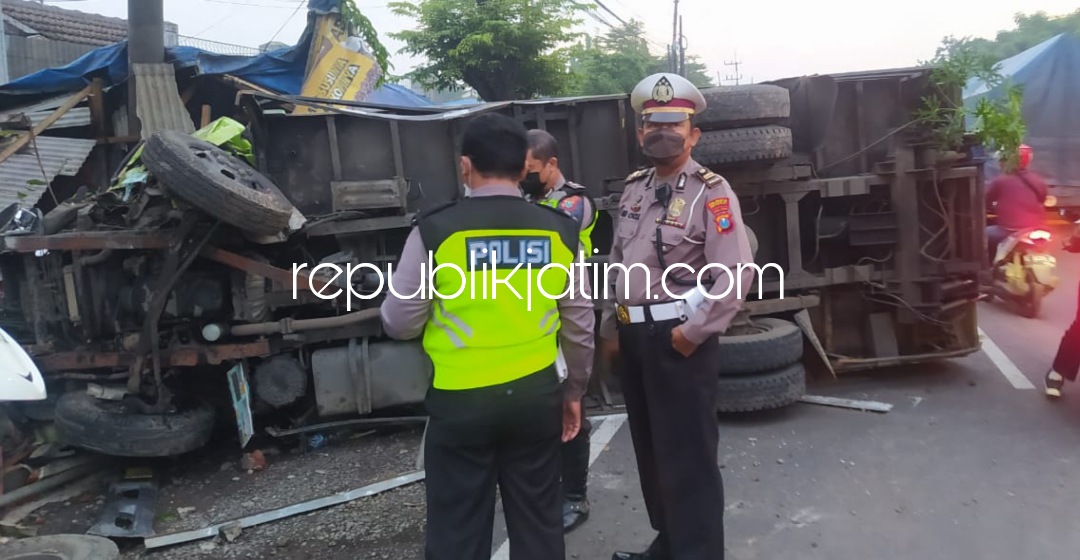 TERGULING - Truk box bermuatan daging dengan nopol B 9973 FXT terguling di JL Raya Trosobo, Kecamatan Taman, Sidoarjo, Jumat (28/01/2022).