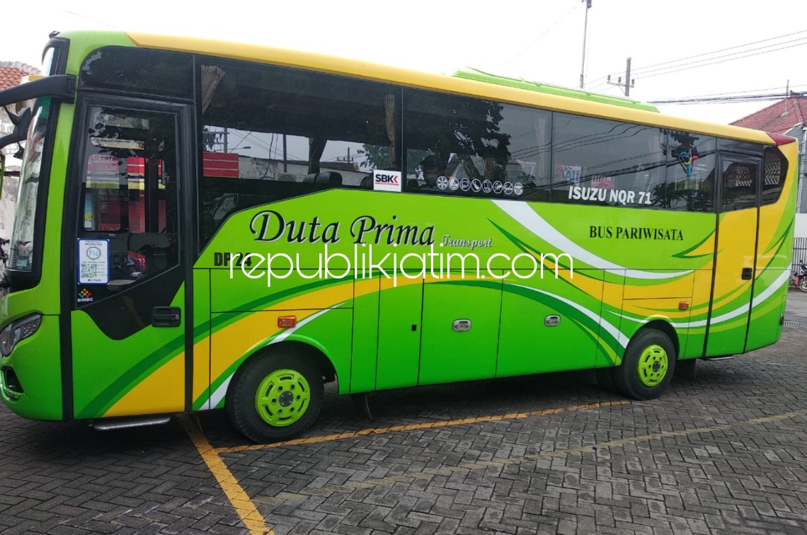 BUKTI - Pengendara motor Honda bernopol W 3345 ZM, Kuwat Santoso (42) warga Prumpon, Desa Suruh, Kecamatan Sukodono, Sidoarjo tewas ditabrak bus pariwisata di JL Raya Kalijaten, Kecamatan Taman, Sidoarjo, Sabtu (29/01/2022).