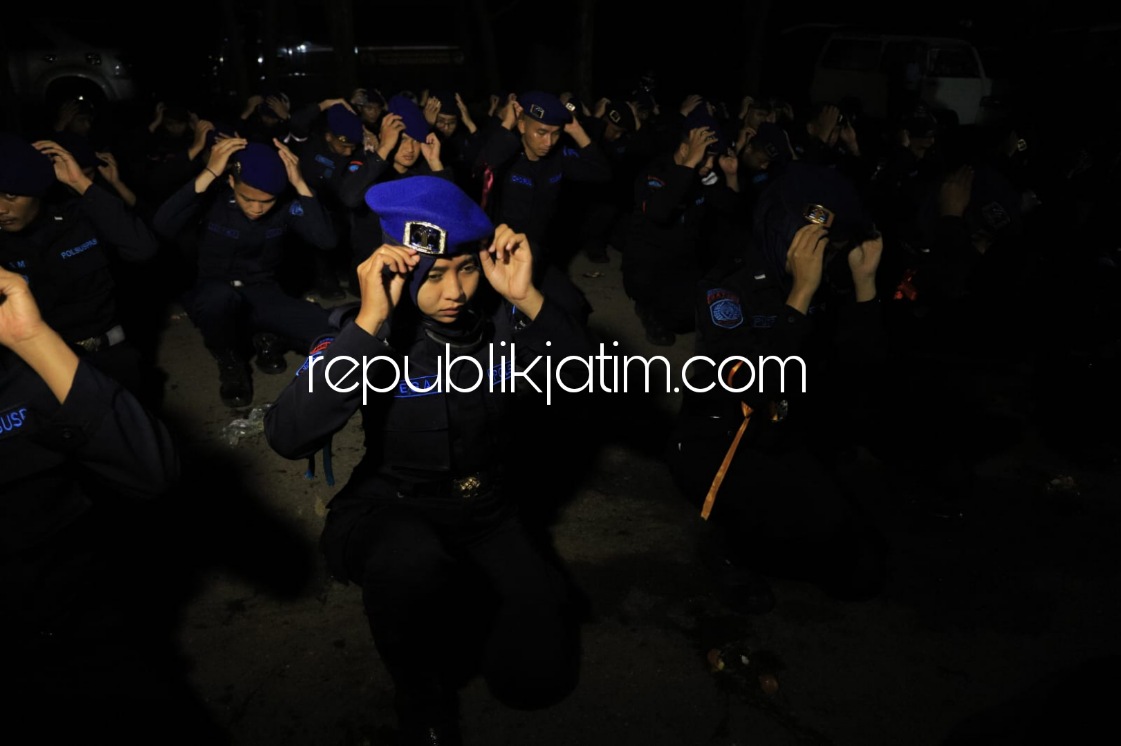 PEMBARETAN - Sebanyak 59 Polisi Khusus Pemasyarakatan (Polsuspas) menjalani tradisi pembaretan pada usai melaksanakan Pembinaan Fisik Mental dan Disiplin (FMD) di wilayah Bangil, Kabupaten Pasuruan, Sabtu (29/01/2022) dini hari.