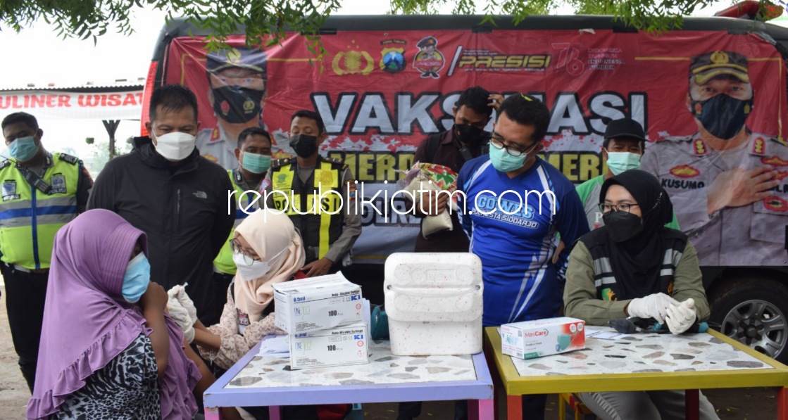PANTAU - Sambil berolahraga di saat akhir pekan, Kapolresta Sidoarjo Kombes Pol Kusumo Wahyu Bintoro mendatangi Wisata Bahari Tlocor, Kecamatan Jabon untuk memantau kunjungan wisata dan penerapan protokol kesehatan, Sabtu (29/01/2022).