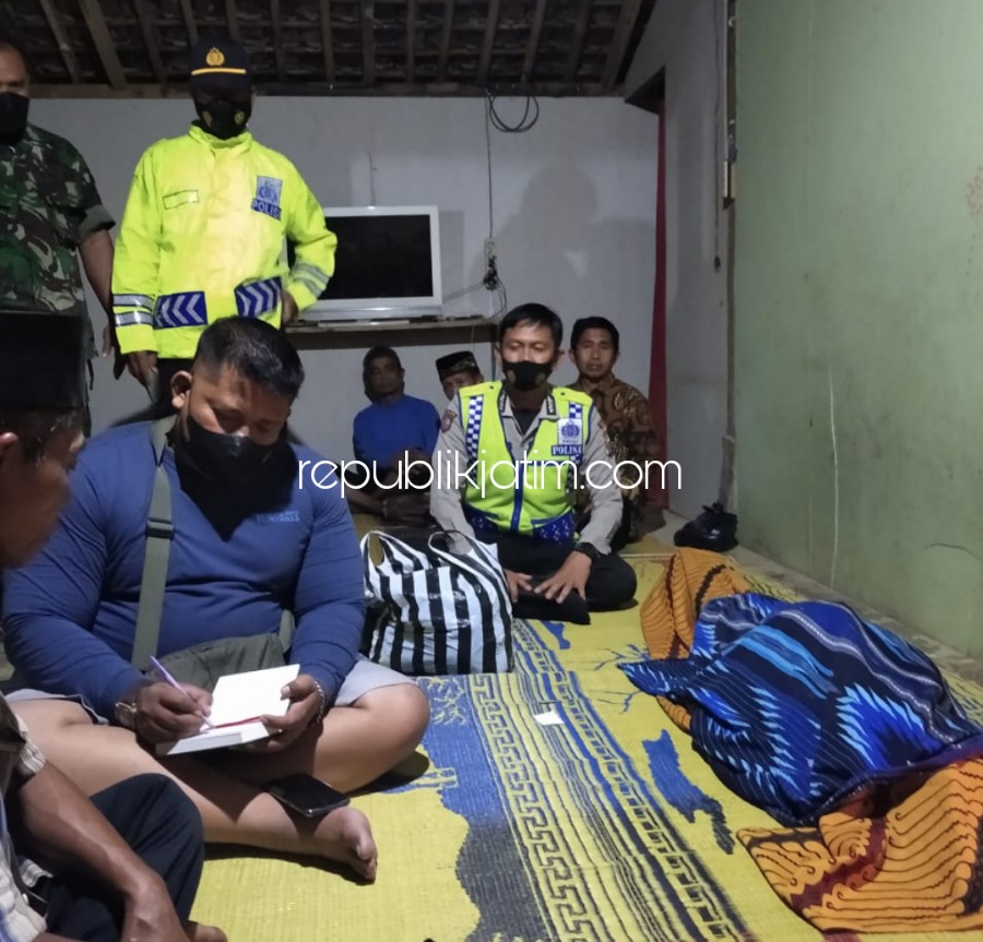 TENGGELAM - Petugas kepolisian dan tim medis memvisum luar korban tenggelam, Rafa Kurnia Pratama (11) warga Desa Dayakan, Kecamatan Badegan, Ponorogo, Sabtu (29/01/2022) malam.
