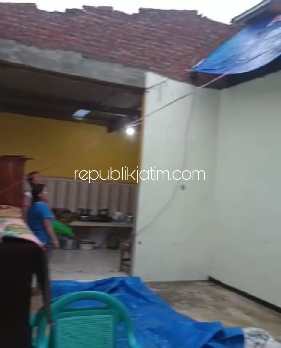 PUTING BELIUNG - Petugas TNI dan Polri bekerja bakti membersihkan puing reruntuhan pohon yang ambruk diterjang puting beliung di Desa Jerukgamping, Kecamatan Krian, Sidoarjo, Senin (31/01/2022).