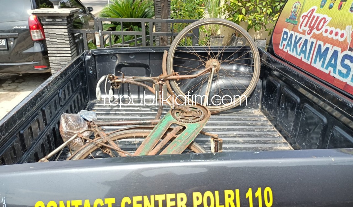PECAH BAN - Gara-gara ban kiri bagian depan pecah mobil Xenia Nopol AE 1691 SO yang dikemudikan Dwi Nur Rohmat oling dan menabrak pengonthel perempuan di JL Raya Jabung - Mlarak, Ponorogo, Selasa (01/02/2022).