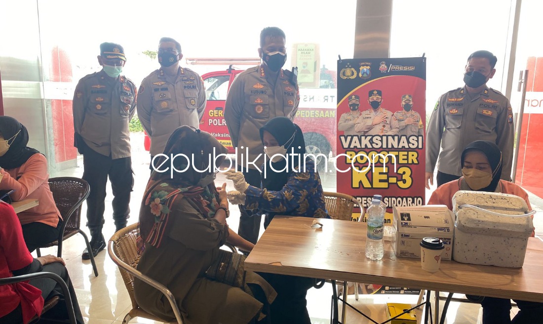 VAKSIN - Kapolresta Sidoarjo Kombes Pol Kusumo Wahyu Bintoro memantau vaksinasi di pintu masuk mal di Sidoarjo selama libur Imlek, Selasa (01/02/2022).