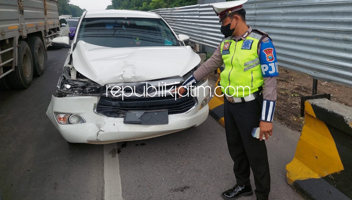 BERUNTUN - Kecelakaan beruntun terjadi di JL Tol Sidoarjo - Gempol, Desa Sepande, Kecamatan Candi, Sidoarjo yang melibatkan mobil Avanza, Pajero, Sigra dan Innova, Selasa (01/02/2022).
