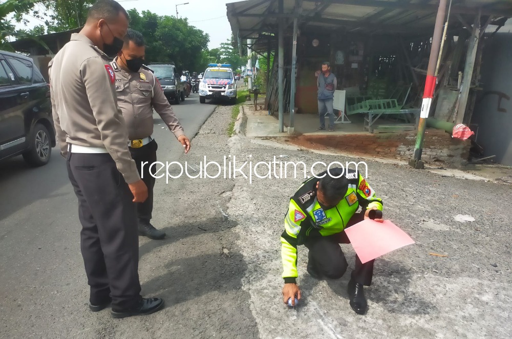 OLAH TKP - Sejumlah petugas Unit Laka, Satuan Lantas, Polresta Sidoarjo menggelar olah TKP motor tabrak motor dari arah berlawanan di JL Raya Masangan Wetan, Kecamatan Sukodono, Sidoarjo yang menyebabkan seorang tewas, Selasa (01/02/2022).