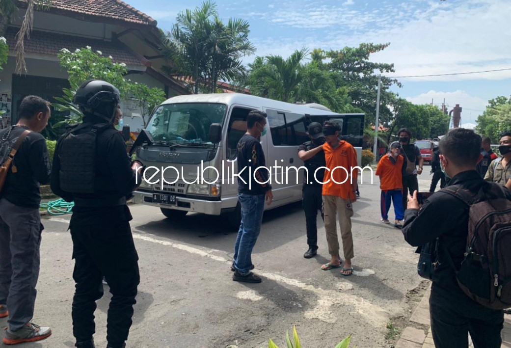 NAPI TERORIS - Lapas jajaran Kanwil Kemenkumham Jatim kembali menerima limpahan tujuh warga Binaan Pemasyarakatan (WBP) kasus terorisme hingga saat ini ada 38 orang napi terorisme yang tersebar di 14 lapas di Jatim, Rabu (02/02/2022).
