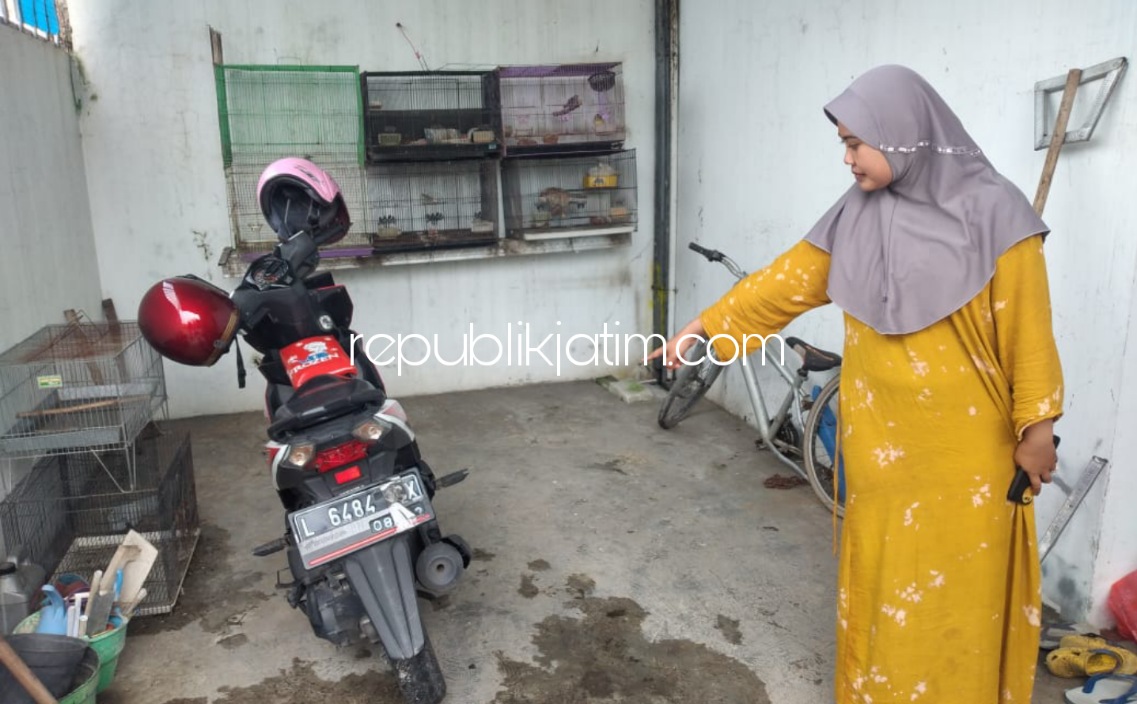 TKP - Widya anak korban menunjukkan tempat kedua motor yang diparkir dan digondol kawanan pencuri kemarin.