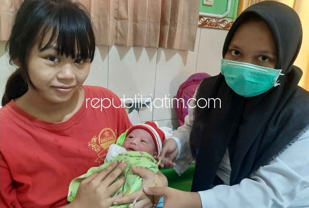LAHIR - Putra ketiga pasangan suami istri (pasutri) Mukhammad Wakhid Assubqi (27) dan Inneke Dwi Fatmawati (23) warga Desa Penambangan, Kecamatan Balongbendo, Sidoarjo lahir pada tanggal di Puskesmas Balongbendo, Rabu (02/02/2022).