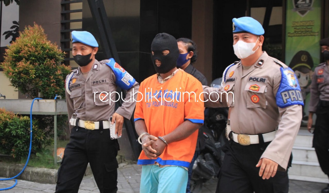 BEJAT - Orangtua berkelakuan bejat, ZA ditahan tim penyidik Satuan Reskrim, Polresta Sidoarjo usai memerkosa anak tirinya, Melati (11) hingga korban hamil saat dipamerkan di Polresta Sidoarjo, Kamis (03/02/2022).